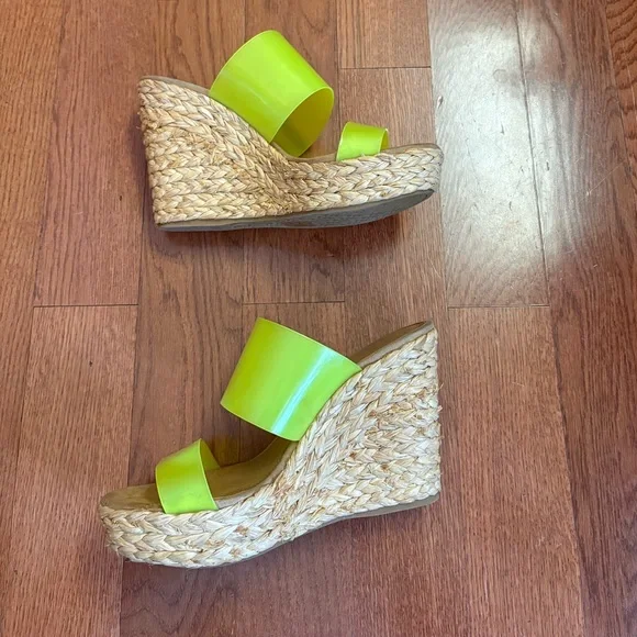 Gianni Bini Bright Neon Yellow Slide Sandals. Size women’s 7 1/2 - Picture 3 of 9